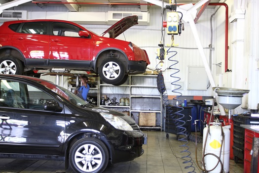 Auto Repair Shops vs. Dealerships: Choosing the Best Option